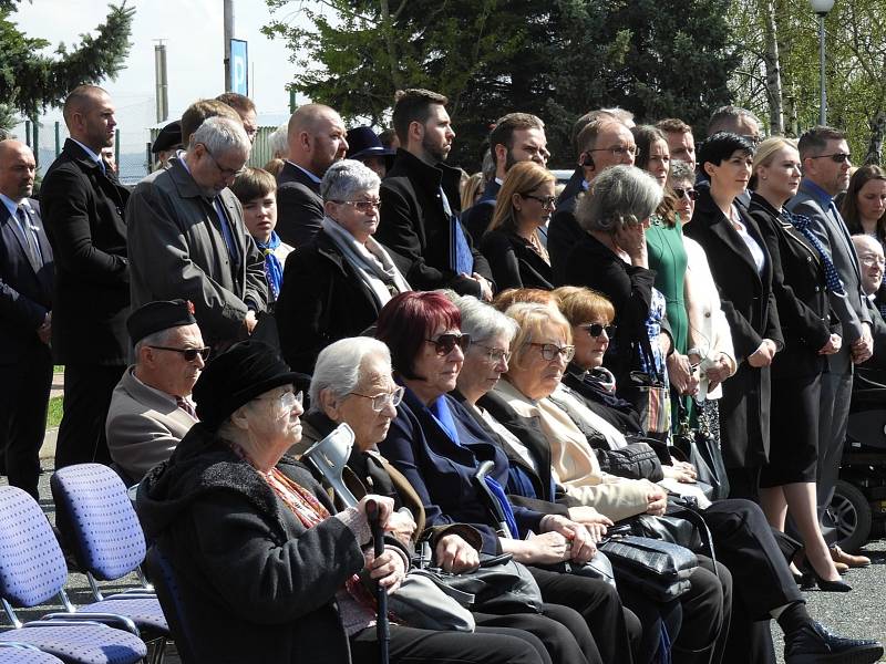 Z pietního ceremoniálu k převozu ostatků někdejšího velitele československé rozvědky Františka Moravce do rodné Čáslavi a jejich uložení v kolumbáriu na místním hřbitově.