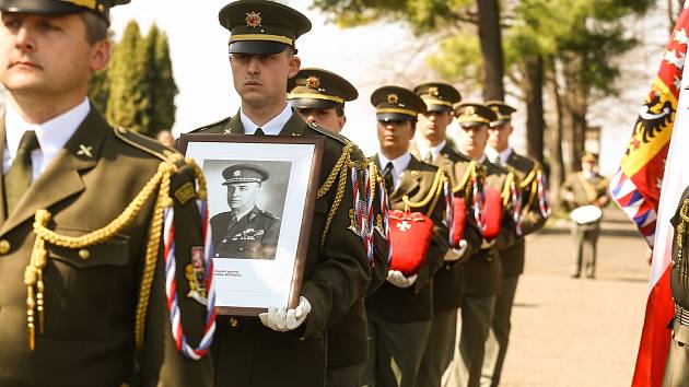 Z pietního ceremoniálu k převozu ostatků někdejšího velitele československé rozvědky Františka Moravce do rodné Čáslavi a jejich uložení v kolumbáriu na místním hřbitově.