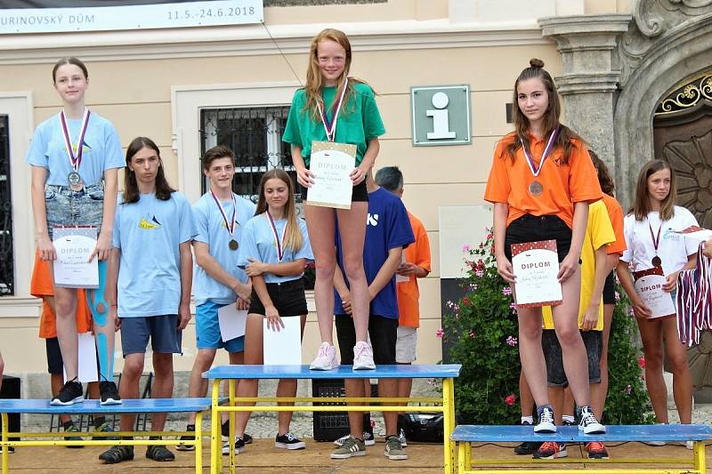 Ze slavnostního vyhlašování vítězů třetího dne Městských her 8. olympiády dětí a mládeže na Palackého náměstí v Kutné Hoře.