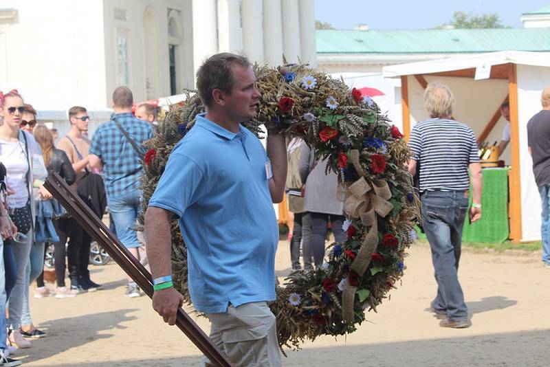 Vinobraní na Kačině přilákalo i letos davy návštěvníků