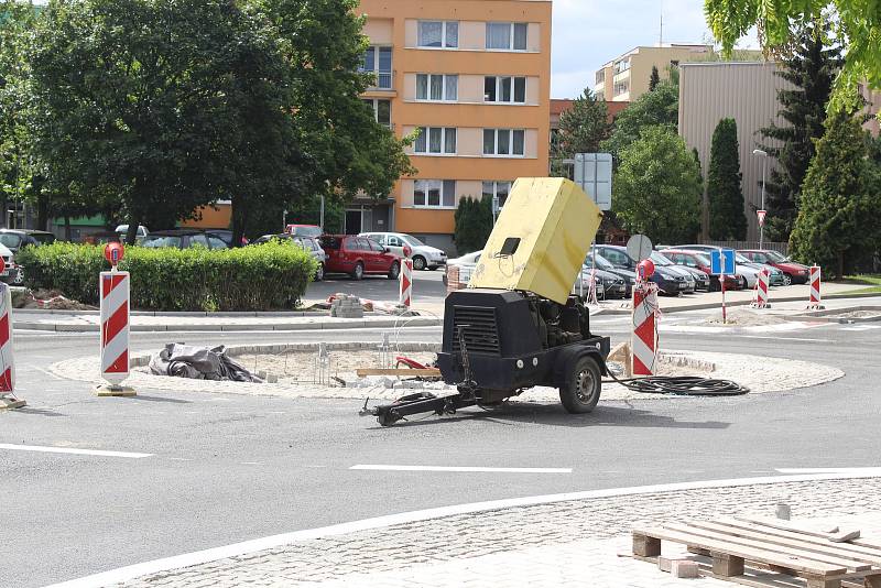 Nové retail centrum v Kutné Hoře roste jako z vody.