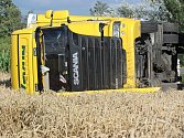 Dopravní nehoda na silnici I/2 u Suchdola: v poli převrácený kamion ve směru na Prahu.