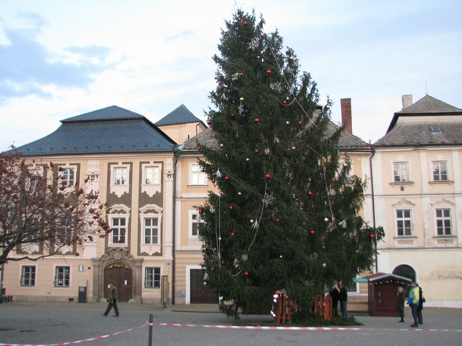 Větrem vychýlený vánoční strom zajistili lany za nákladní auto -  Boleslavský deník