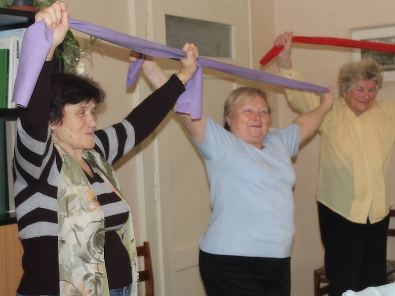 Cvičení důchodců v Koukolově vile