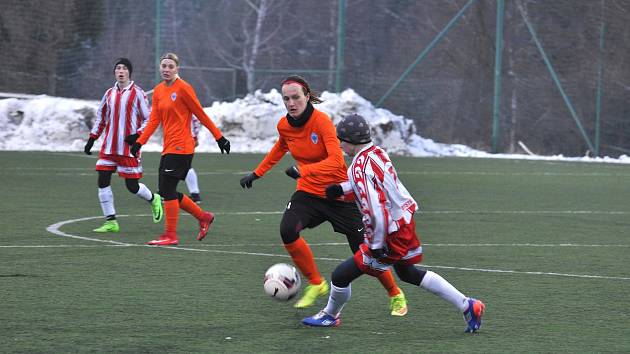 Fotbalistky Čáslavi se v přípravě střetly s žáky Bystřice.