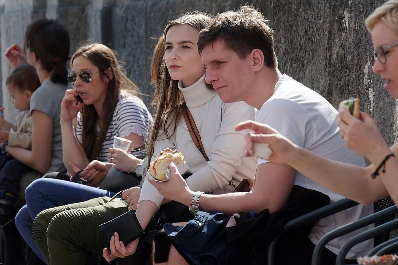 Téměř patnáct stovek milovníků dobrého jídla se vydalo v sobotu 1. dubna do Kutné Hory na I. Kutnohorský Mini Street Food Festival na terase Vily U Varhanáře.