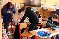 Na Základní škole Kamenná stezka v Kutné Hoře už se učí deset dětí, které do města přišly z válečné Ukrajiny. V každé třídě je zatím vždy jeden žák.