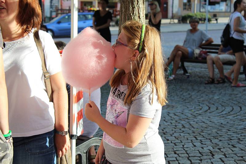 Před promítáním Řachandy zahrála kapela Melissa a Kozičky.