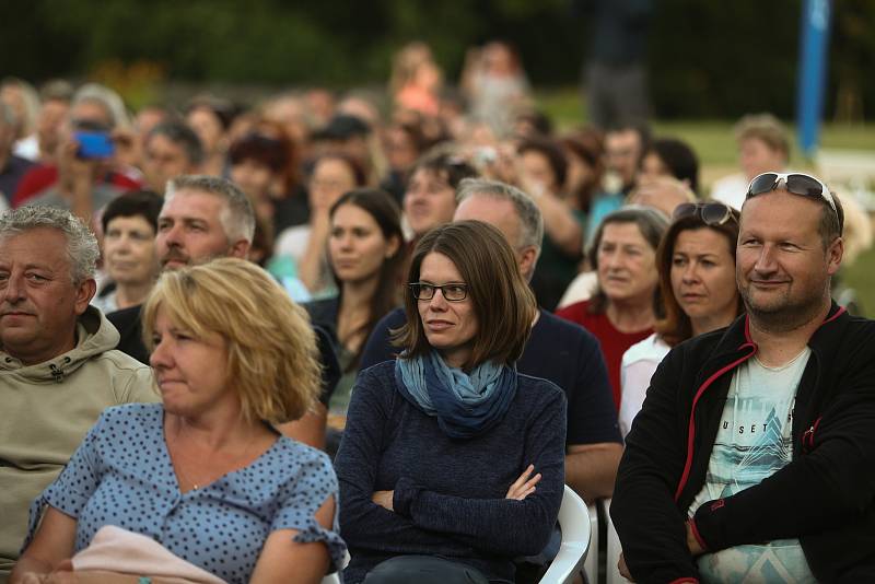 Z koncertní verze muzikálu Čas růží v areálu zámku Kačina ve Svatém Mikuláši.