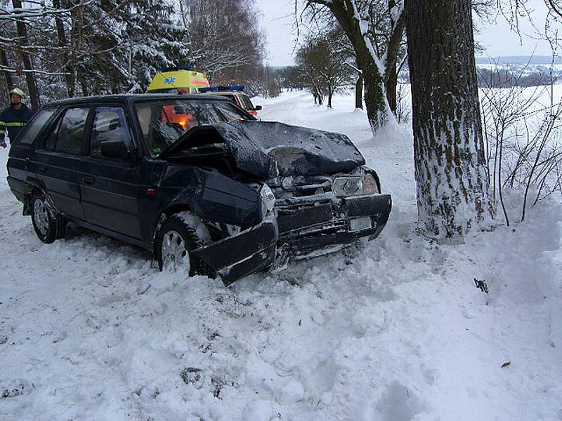 Dopravní nehoda u obce Šlechtín.