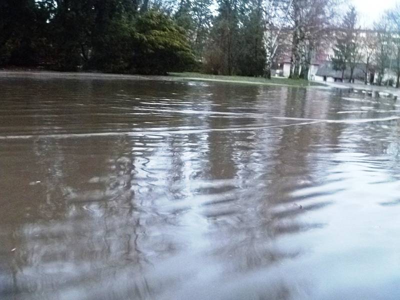 Voda zaplavila ulici Sadová v Čáslavi před zemědělskou školou.
