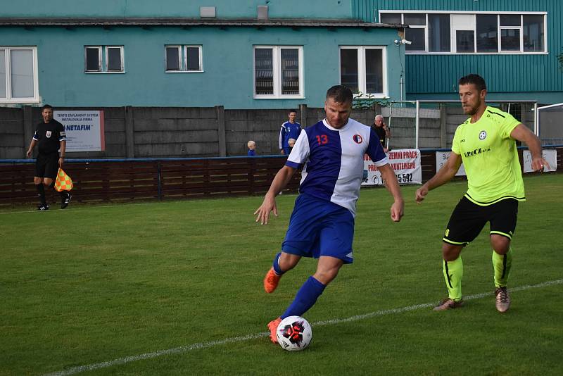 Pšovka Mělník (v modrobílém) - Hlízov 0:2. Zápas I. A třída, skupiny 22. srpna 2020.