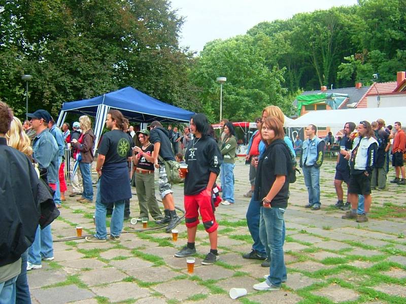 Rockový festival v parku pod Vlašským dvorem.