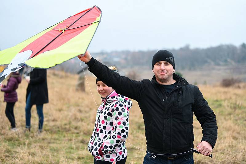 U Menhirů v Kutné Hoře uskutečnila drakiáda.