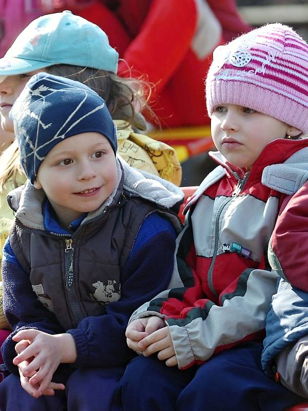 Ukázka dravců děti v MŠ Benešova 149 nadchla.