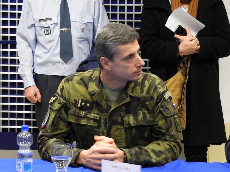 Ministryně obrany Karla Šlechtová navštívila čáslavské letiště .