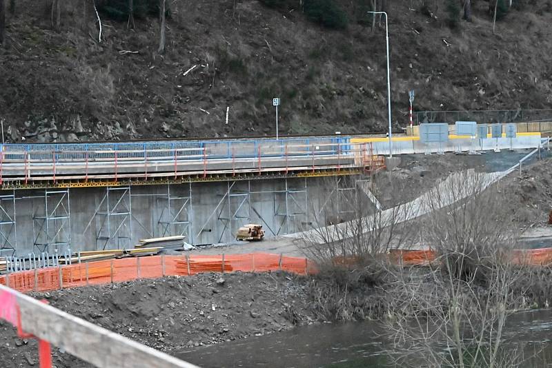 Na Štědrý den ráno byl otevřen nový most přes řeku Sázavu v Kácově. Skončilo tak trápení řidičů, kteří museli používat mnohakilometrové objížďky.