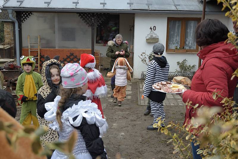 V Hněvkovicích bylo od sobotního rána zakázané se hněvat a přikázané se bavit. Procházel tudy totiž průvod masek.