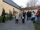 Členové a příznivci Muzejního a vlastivědného spolku Včela Čáslavská při prohlídce kláštera v Sázavě.