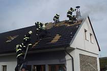 Hasiči uchránili při požáru v Čenovicích dům za 1,5 milionu korun.