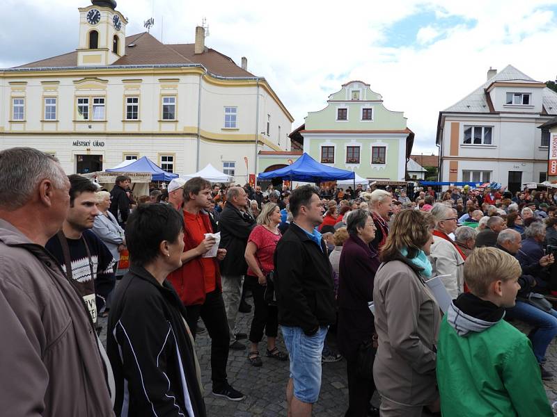 Na gastrofestivalu v Habrech lidé ochutnávali uzeniny, ryby i mléčné výrobky.