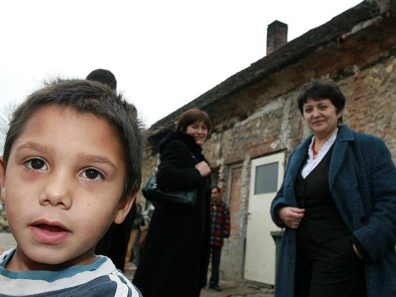 Z návštěvy ministryně pro národnostní menšiny Džamily Stehlíkové v romské komunitě.