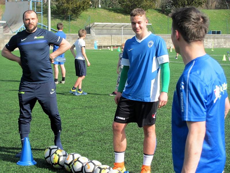 Z testování mladých fotbalistů v Čáslavi za účasti bývalého reprezentanta Tomáše Ujfalušiho.