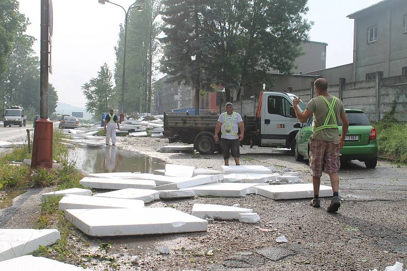 Větrná smršť odfoukla desítky polystyrenových desek.