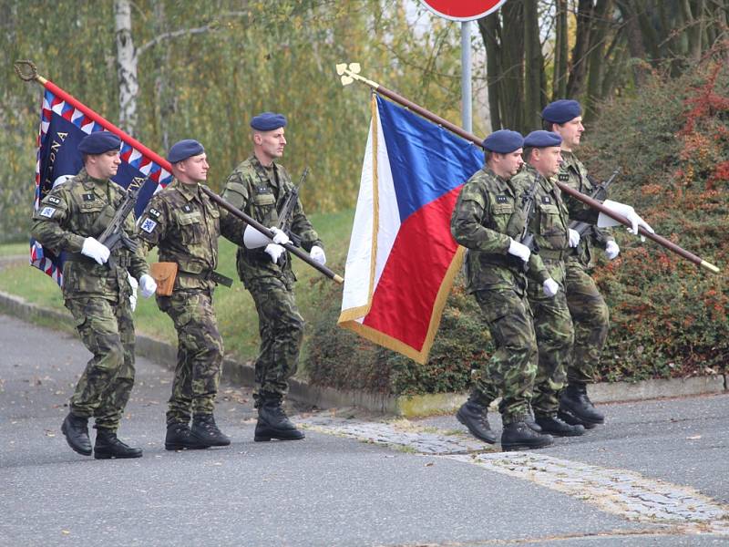 Slavnostní nástup příslušníků 21. základny taktického letectva Čáslav a odhalení pamětní desky Jaroslava Šefčíka