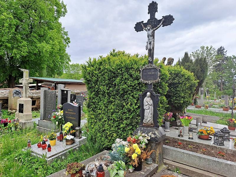 Jaro na hřbitově ve Zbýšově.