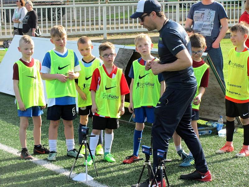 Z testování mladých fotbalistů v Čáslavi za účasti bývalého reprezentanta Tomáše Ujfalušiho.