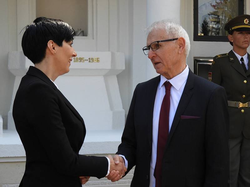 Z pietního ceremoniálu k převozu ostatků někdejšího velitele československé rozvědky Františka Moravce do rodné Čáslavi a jejich uložení v kolumbáriu na místním hřbitově.