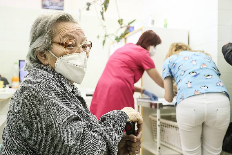 Očkování seniorů vakcínou proti koronaviru v Městské nemocnici v Čáslavi.