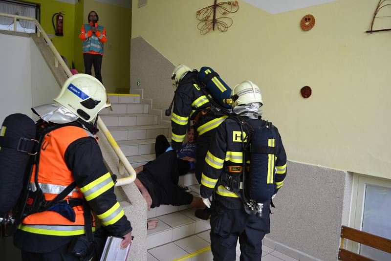 Cvičný požár v dětském domově prověřil souhru složek Integrovaného záchranného systému.
