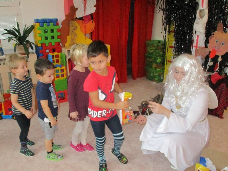 Mikuláš s čertem a andělem navštívili Mateřskou školu 17. listopadu v Kutné Hoře.