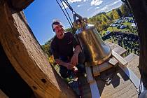 Osazení nového zvonu do zvonice kostela sv. Ondřeje v Chlístovicích, příprava na vtažení zvonu do zvonice.