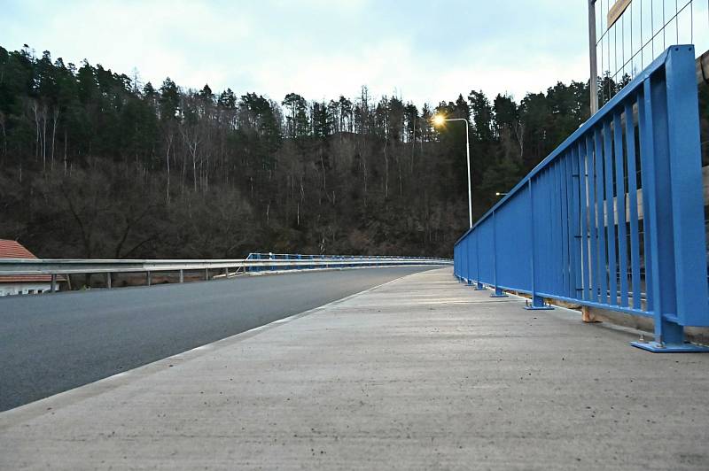 Na Štědrý den ráno byl otevřen nový most přes řeku Sázavu v Kácově. Skončilo tak trápení řidičů, kteří museli používat mnohakilometrové objížďky.