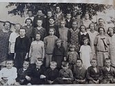 Takto vypadali žáci školy v Černínách na konci školního roku 1926. Na fotografii jsou se svou učitelkou Marií Doležalovou. 