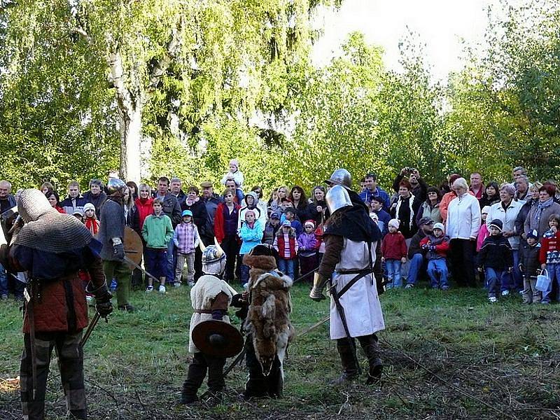 Setkání rodáků a přátel v Červených Janovicích u příležitosti 100. výročí vysvěcení kostela sv. Martina - program v zámeckém areálu.