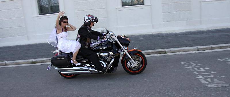 Nevšední motorkářskou svatbu si naplánovali Veronika Syrová a Zdeněk Zahradník.