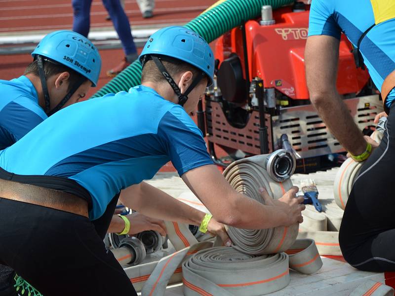 Z krajské soutěže v požárním sportu profesionálních a dobrovolných hasičů na stadionu Olympia v Kutné Hoře.