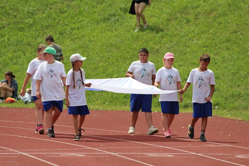 Ze závěrečného slavnostního ceremoniálu Městských her 9. olympiády dětí a mládeže na stadionu Olympia v Kutné Hoře.