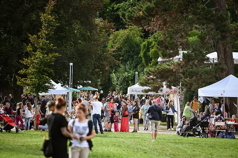 Park pod Vlašským dvorem se dočkal slavnostního otevření.