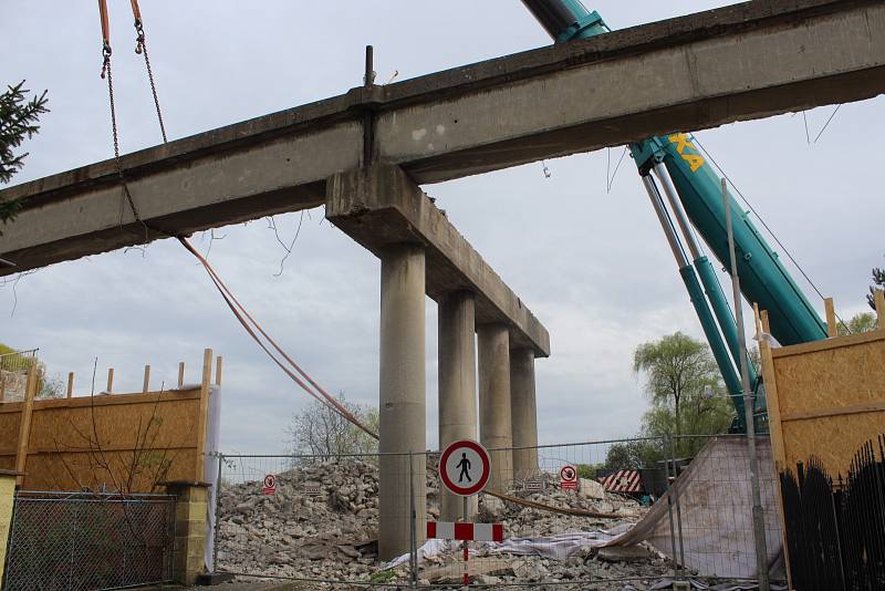 Demolice malínského mostu pokračuje