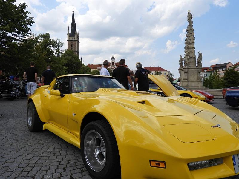 Tradiční sraz vozů Porsche a Chevrolet Corvette se uskutečnil na čáslavském náměstí Jana Žižky z Trocnova.