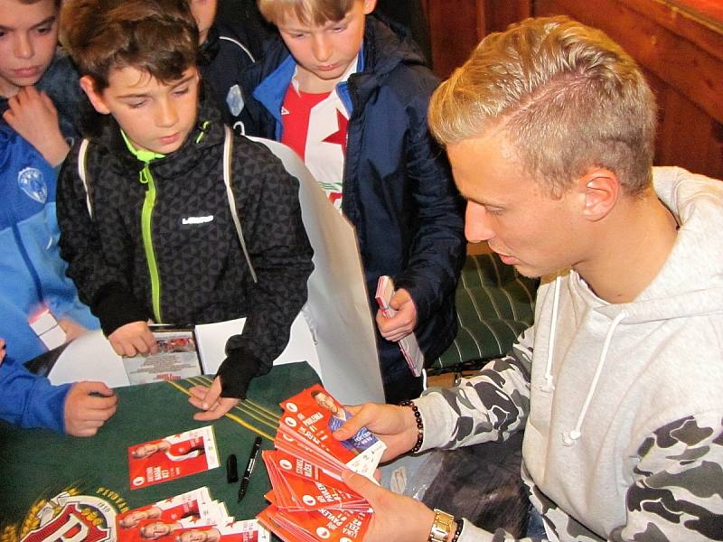 Beseda s fotbalovým záložníkem Slavie Praha i české reprezentace Antonínem Barákem v Čáslavi.