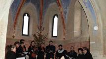 Cantica odehrála adventní koncert v kostelíku sv. Bonifáce v Lochách.