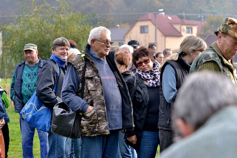 Do podzimních výlovů rybníků se zapojil i Kácov.