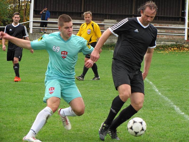 Deváté kolo fotbalového okresního přeboru: TJ Sokol Červené Janovice - TJ Sokol Malín 2:6 (1:2).