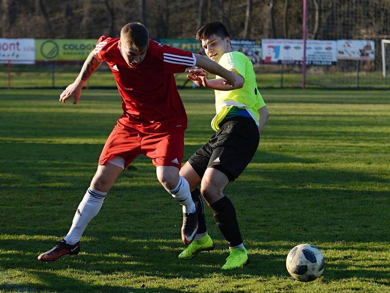 Čtrnácté kolo okresního fotbalového přeboru vyšlo lépe fotbalistům Křesetic, kteří na hřišti v Malešově vyhráli 2:1 po penaltovém rozstřelu.